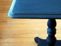 Pedestal table in Graphite